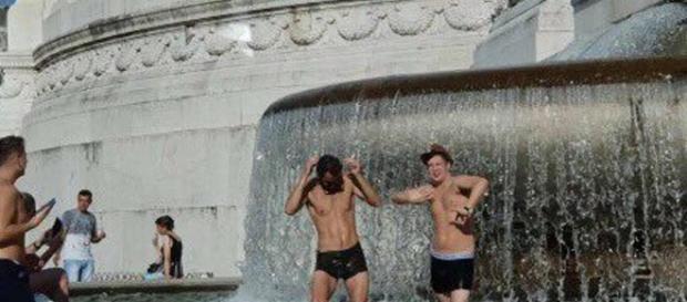 L'immagine diffusa dal comando della polizia locale di Roma che cerca i due turisti che si sono immersi nella fontana dell'Altare della Patria. L'immagine diffusa dal comando della polizia locale di Roma che cerca i due turisti che si sono immersi nella fontana dell'Altare della Patria.
