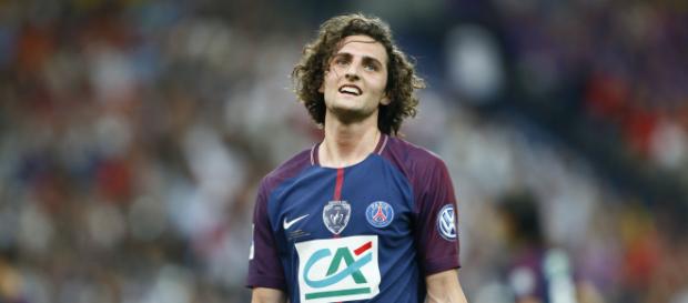 Adrien Rabiot se rapproche d'un départ du PSG, le FC Barcelone guette toujours. Adrien Rabiot se rapproche d'un départ du PSG, le FC Barcelone guette toujours.