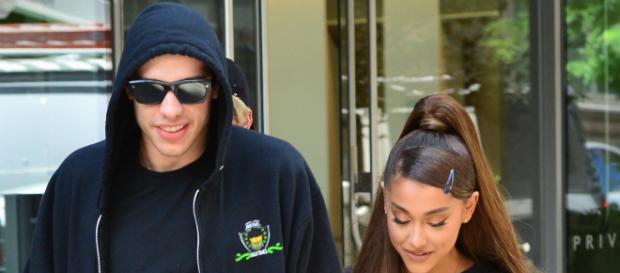 Ariana Grande luce impresionante anillo de compromiso, mientras anuncia boda para el 2019.- bekia.es Ariana Grande luce impresionante anillo de compromiso, mientras anuncia boda para el 2019.- bekia.es