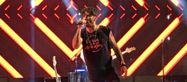 Fabrizio Moro infiamma piazza Duomo a Trani Fabrizio Moro infiamma piazza Duomo a Trani