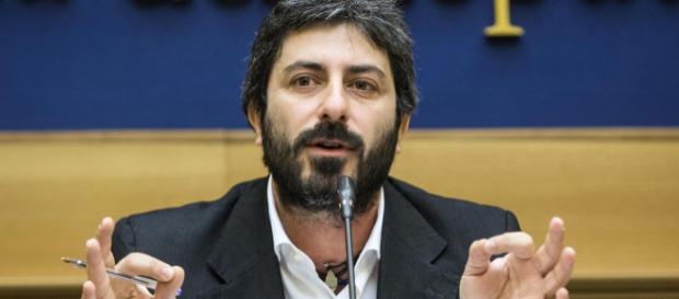 Roberto Fico: 'Fate scendere le 177 persone dalla nave Diciotti' Roberto Fico: 'Fate scendere le 177 persone dalla nave Diciotti'