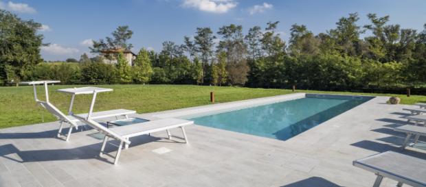 Si tuffa in piscina ma non sa nuotare, muoiono 21 enne e l'amica che cercava di salvarlo Si tuffa in piscina ma non sa nuotare, muoiono 21 enne e l'amica che cercava di salvarlo