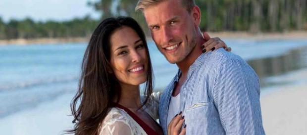Tom (La Bataille des Couples) est en réanimation suite à un grave accident de moto. Tom (La Bataille des Couples) est en réanimation suite à un grave accident de moto.