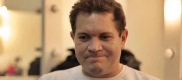 Ximbinha faz barraco ao ouvir música de Joelma, sua ex Ximbinha faz barraco ao ouvir música de Joelma, sua ex
