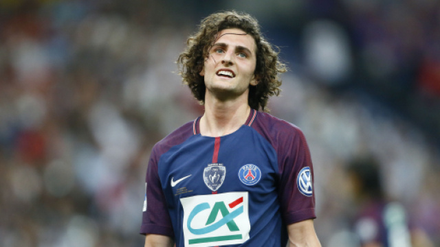 Adrien Rabiot se rapproche d'un départ du PSG, le FC Barcelone guette toujours.