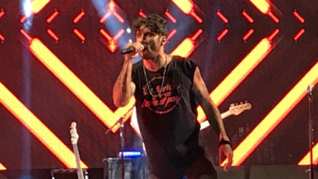 Fabrizio Moro infiamma piazza Duomo a Trani