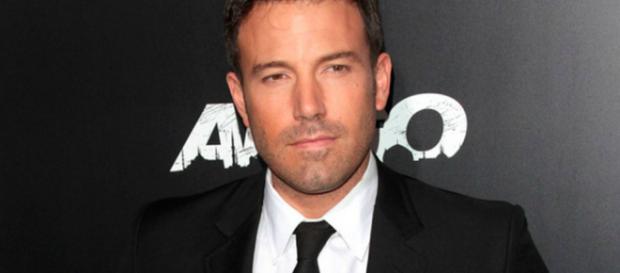 Ben Affleck recibe una caja de alcohol a las puertas de su casa Ben Affleck recibe una caja de alcohol a las puertas de su casa
