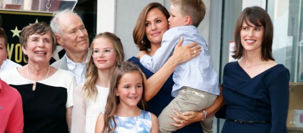 Jennifer Garner, in rare turn, brings kids to Walk of Fame ceremony - (Image via usatoday/Twitter) Jennifer Garner, in rare turn, brings kids to Walk of Fame ceremony - (Image via usatoday/Twitter)