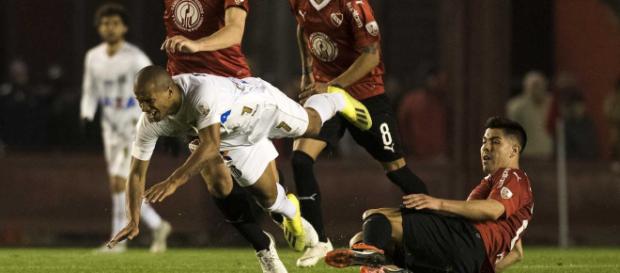 Sánchez esteve em campo na partida contra o Independiente Sánchez esteve em campo na partida contra o Independiente