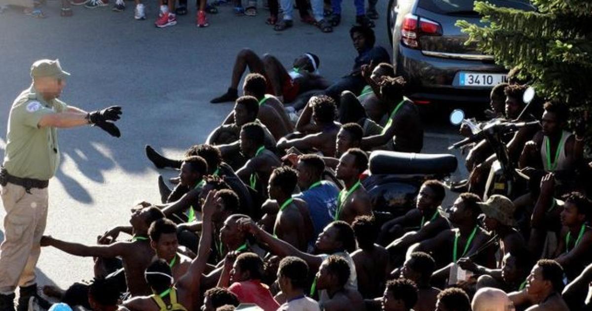 CEUTA/ Inmigrantes cruzan la frontera agrediendo a la