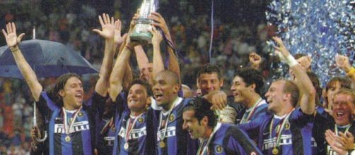 L'Inter leva al cielo la Supercoppa vinta dopo la straordinaria rimonta contro la Roma, il 26 agosto 2006
