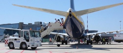 Ryanair cambia le regole sui bagagli: si pagano anche in stiva