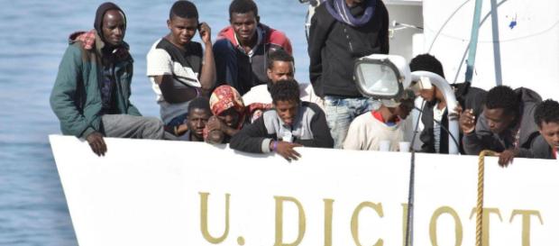 Catania, bimbi come scheletri sulla Diciotti. Catania, bimbi come scheletri sulla Diciotti.