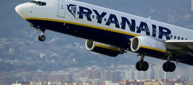 Ryanair: dal primo novembre addio al bagaglio a mano gratis. Unica eccezione concessa: una mini borsa o un piccolo zaino. Ryanair: dal primo novembre addio al bagaglio a mano gratis. Unica eccezione concessa: una mini borsa o un piccolo zaino.