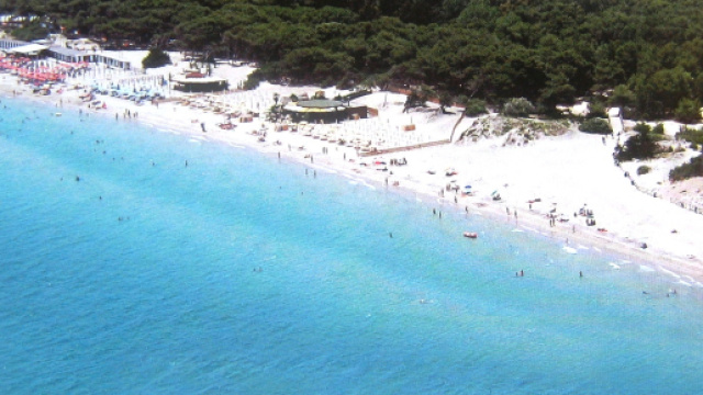 Salento: la casa vacanza si rivela una truffa ed il paese adotta coppia di turisti toscani