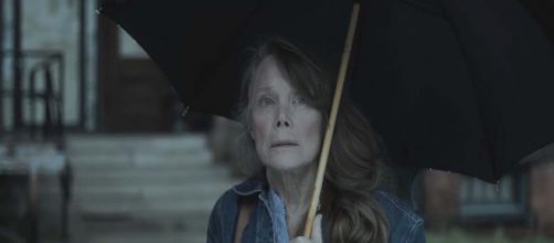 Sissy Spacey plays Ruth Deaver, a woman suffering from Alzheimer's who battles through her memories. [Image Hulu/YouTube]