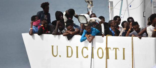 I migranti della Diciotti sbarcheranno in Italia, si sblocca la situazione al molo di Catania I migranti della Diciotti sbarcheranno in Italia, si sblocca la situazione al molo di Catania