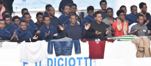 Sbarcate 16 persone dalla Diciotti per motivi di salute, oggi manifestazione antirazzista. Sbarcate 16 persone dalla Diciotti per motivi di salute, oggi manifestazione antirazzista.