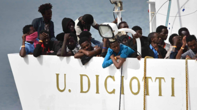 I migranti della Diciotti sbarcheranno in Italia, si sblocca la situazione al molo di Catania