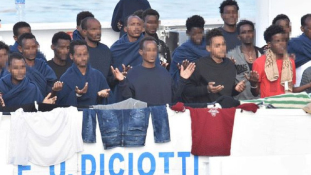 Sbarcate 16 persone dalla Diciotti per motivi di salute, oggi manifestazione antirazzista.
