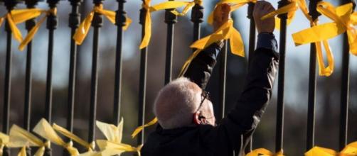 Las autoridades de Cataluña no consideran ningún crimen colocar los lazos amarillos