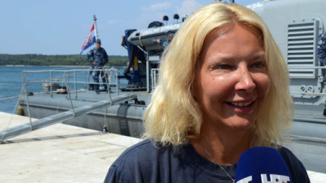 Kay Longstaff sopravvissuta 10 ore in acqua sostiene d'essere caduta da una nave da crociera. Per gli inquirenti si &egrave; gettata.