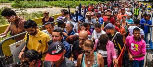El 83% de los venezolanos emigra por motivos laborales y el 32% por falta de alimentos