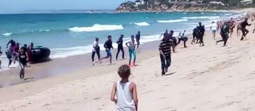 Migranti sbarcano su una spiaggia spagnola