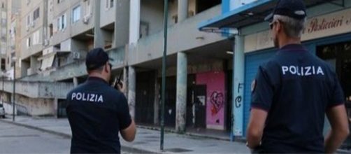 Napoli, colpi di pistola contro polizia