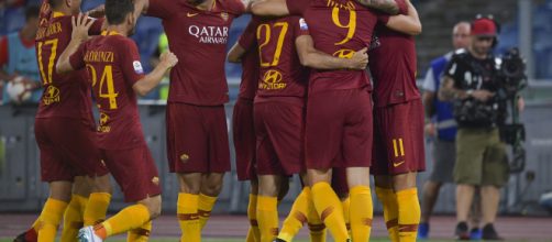 Napoli, tifoso esulta al goal della Roma e viene ferito al volto