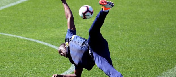 Arbeitet noch an seiner Fußball-Karriere: Usain Bolt - t-online.de Arbeitet noch an seiner Fußball-Karriere: Usain Bolt - t-online.de