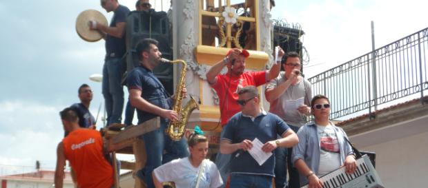 Caos a Brusciano (NA), interrotta la festa dei gigli: liti e polemiche tra le paranze Caos a Brusciano (NA), interrotta la festa dei gigli: liti e polemiche tra le paranze