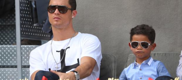 Cristiano Ronaldo Jr., de apenas 8 años de edad, comenzó entrenamientos con el equipo infantil de fútbol en Italia. Cristiano Ronaldo Jr., de apenas 8 años de edad, comenzó entrenamientos con el equipo infantil de fútbol en Italia.
