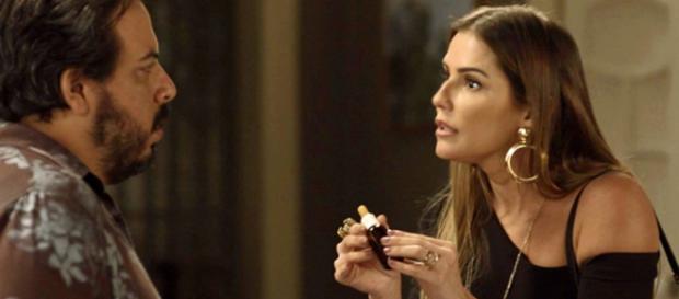 Karola arma com Clóvis em Segundo Sol. (Foto: Divulgação TV Globo) Karola arma com Clóvis em Segundo Sol. (Foto: Divulgação TV Globo)