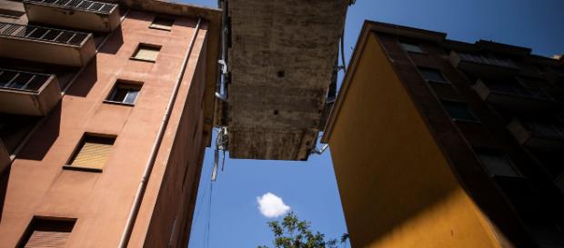 Sfollati di Genova per il crollo del ponte Morandi: non torneranno più nelle loro case, ma dovranno continuare a pagare il mutuo. Sfollati di Genova per il crollo del ponte Morandi: non torneranno più nelle loro case, ma dovranno continuare a pagare il mutuo.