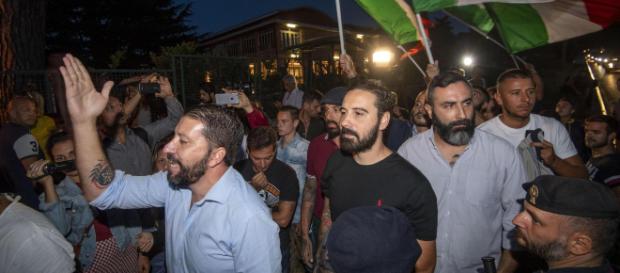 Tensione a Rocca di Papa per l'arrivo dei migranti Tensione a Rocca di Papa per l'arrivo dei migranti