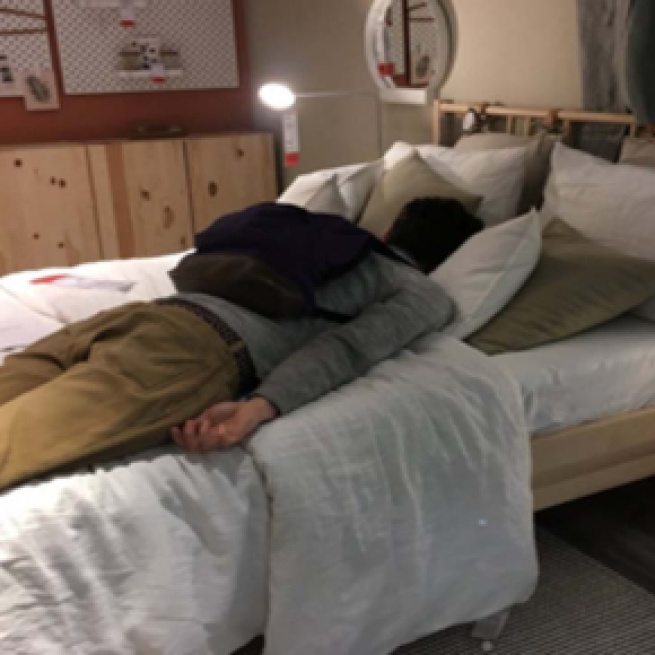IKEA offered beds to motorists stuck in a traffic jam on the M25 after two lorries crashed. [Image @NatashaSteer/Twitter]