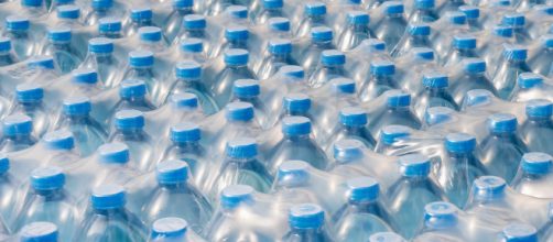Acqua in bottiglie di plastica esposte al sole: è reato venderle, ecco perchè