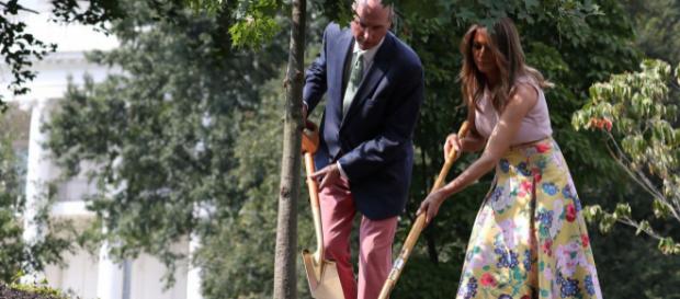 Con falda de Valentino y tacones rosas, Melania Trump planta árboles en la Casa Blanca Con falda de Valentino y tacones rosas, Melania Trump planta árboles en la Casa Blanca