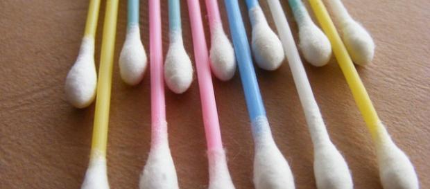 Cotton fioc incastrato nell'orecchio: intervento di rimozione dopo 10 anni. Cotton fioc incastrato nell'orecchio: intervento di rimozione dopo 10 anni.