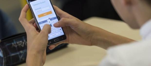 Francia prohíbe los celulares en las escuelas Francia prohíbe los celulares en las escuelas
