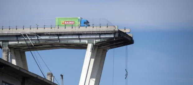 Genova, crollo ponte Morandi: bolla d'aria nel calcestruzzo, la Gdf sequestra la documentazione relativa all'infrastruttura Genova, crollo ponte Morandi: bolla d'aria nel calcestruzzo, la Gdf sequestra la documentazione relativa all'infrastruttura