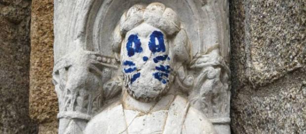 Se busca al pintor de bigotes de gato de la catedral de Santiago de Compostela Se busca al pintor de bigotes de gato de la catedral de Santiago de Compostela