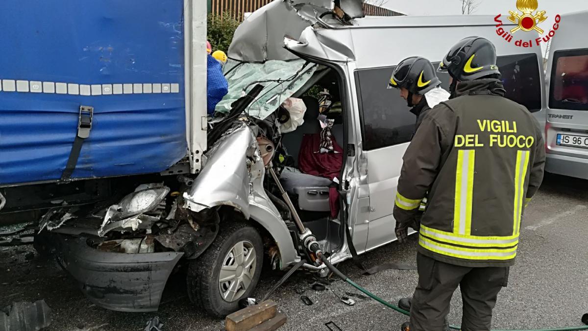 Incidente Autostrada A1 Tra Orvieto E Fabro Due Morti Nello Scontro Tra Tir E Auto