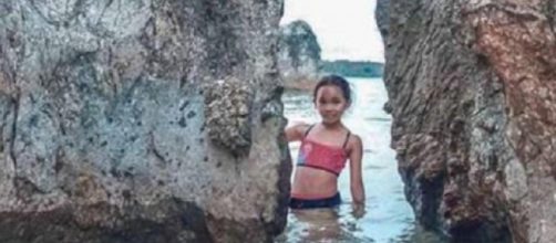 L'immagine di Gaia Trimarchi morta dopo essere stata punta da una medusa, trasmessa dalla tv filippina ABS-CBN News.