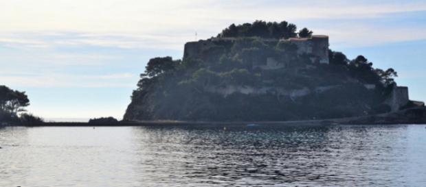 Brigitte et Emmanuel Macron prennent leurs vacances d'été au Fort de Brégançon Brigitte et Emmanuel Macron prennent leurs vacances d'été au Fort de Brégançon