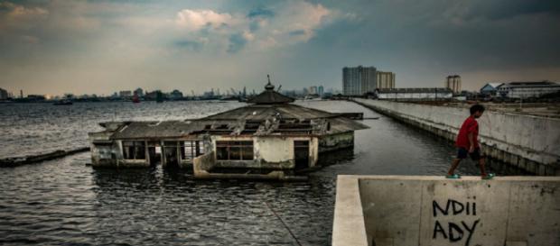 La gran ciudad de Yakarta se encuentra en una crisis, la ciudad se esta hundiendo. La gran ciudad de Yakarta se encuentra en una crisis, la ciudad se esta hundiendo.