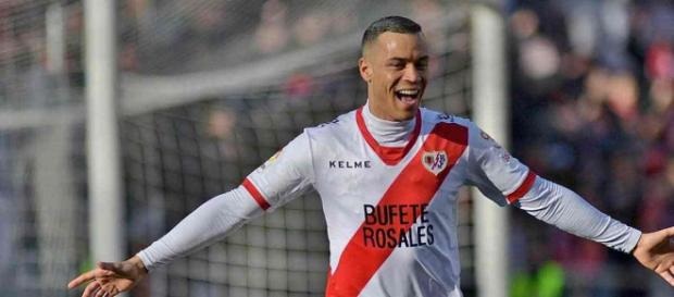 Raúl de Tomás celebrando un gol con el Rayo Vallecano Raúl de Tomás celebrando un gol con el Rayo Vallecano