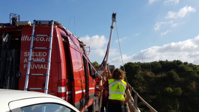 Calabria, uomo si getta da un ponte (foto di repertorio)