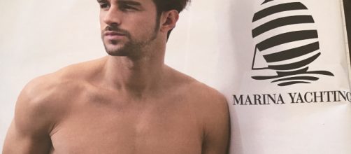 Andrea Damante bacia un'altra donna